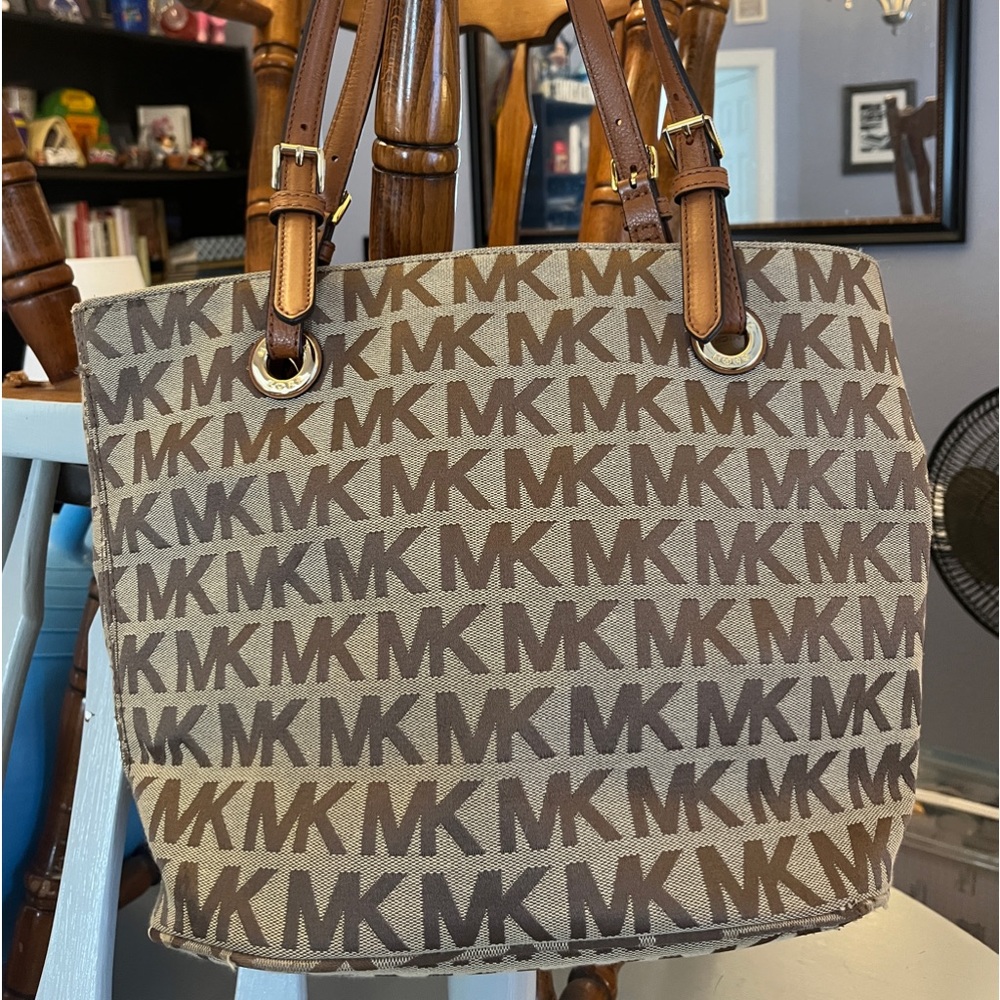 Michael Kors Bucket Tote